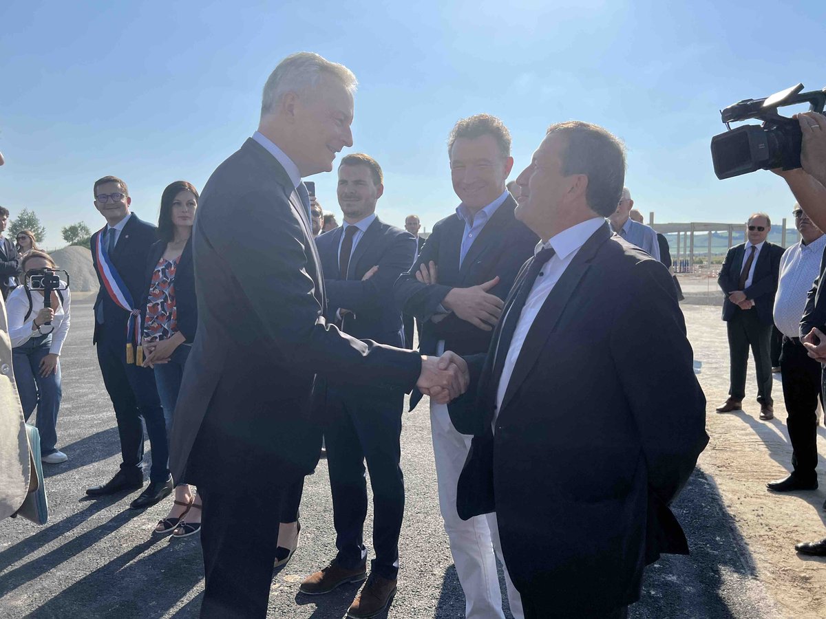 AubeDepartement's tweet photo. 🧱P.Pichery a eu le plaisir de participer ce soir à la pose de la 1è pierre de l’usine @ClarinsFR à @saintesavine10 lors du déplacement dans l’Aube de @BrunoLeMaire.

2⃣è site de production en France
💶135M€ d’investissement 
💼300 emplois créés / engagement RSE
🌍HQE excellent https://t.co/pB4QV2oVFx