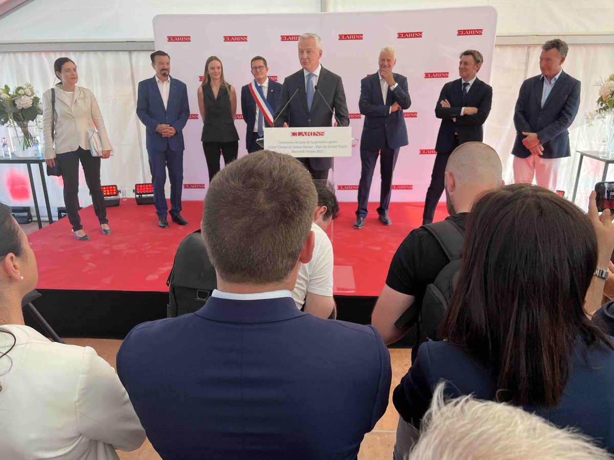 🧱P.Pichery a eu le plaisir de participer ce soir à la pose de la 1è pierre de l’usine <a href="/ClarinsFR/">Clarins France</a> à @saintesavine10 lors du déplacement dans l’Aube de <a href="/BrunoLeMaire/">Bruno Le Maire</a>.

2⃣è site de production en France
💶135M€ d’investissement 
💼300 emplois créés / engagement RSE
🌍HQE excellent