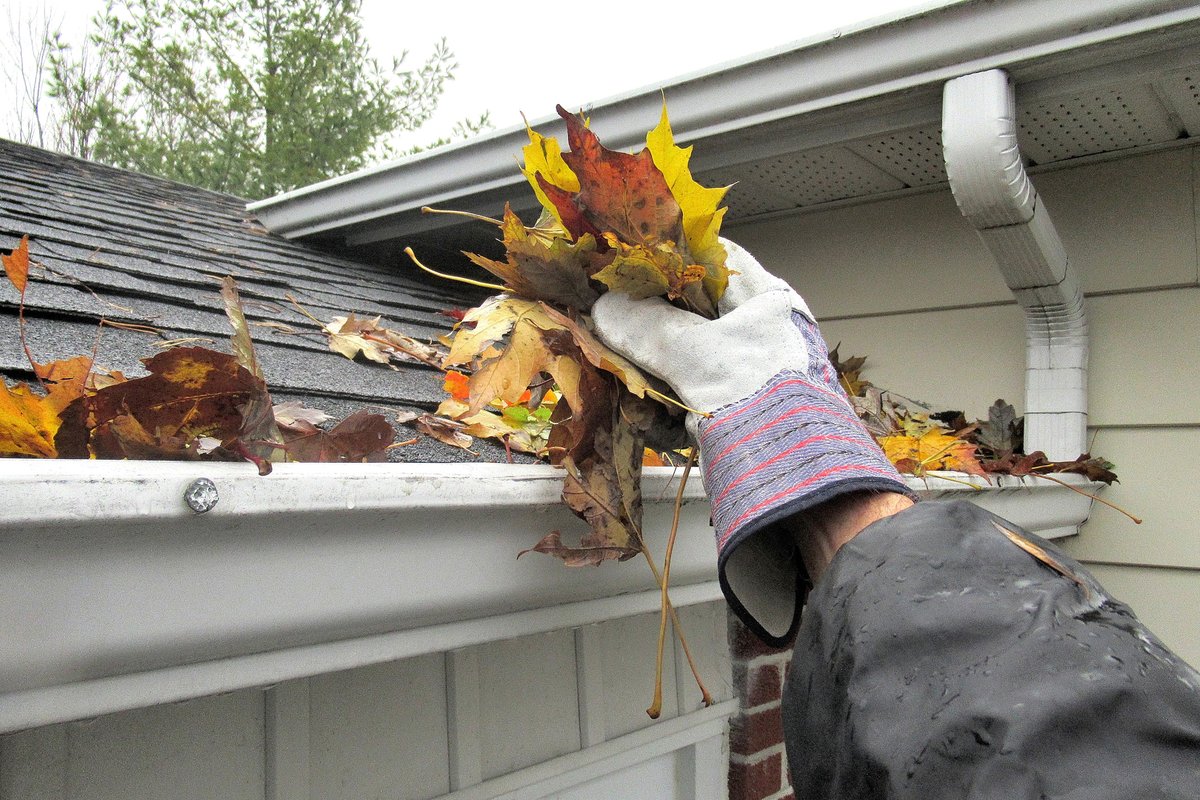PortlandRoofer's tweet image. If you're unsure or uncomfortable with gutter cleaning, consider hiring professionals who can safely and effectively clean your gutters for you. bit.ly/3sbViCC #PDX #Portland #PacificNW #gutters #roofrepair #roofingcontractor #icedamage #winterweather