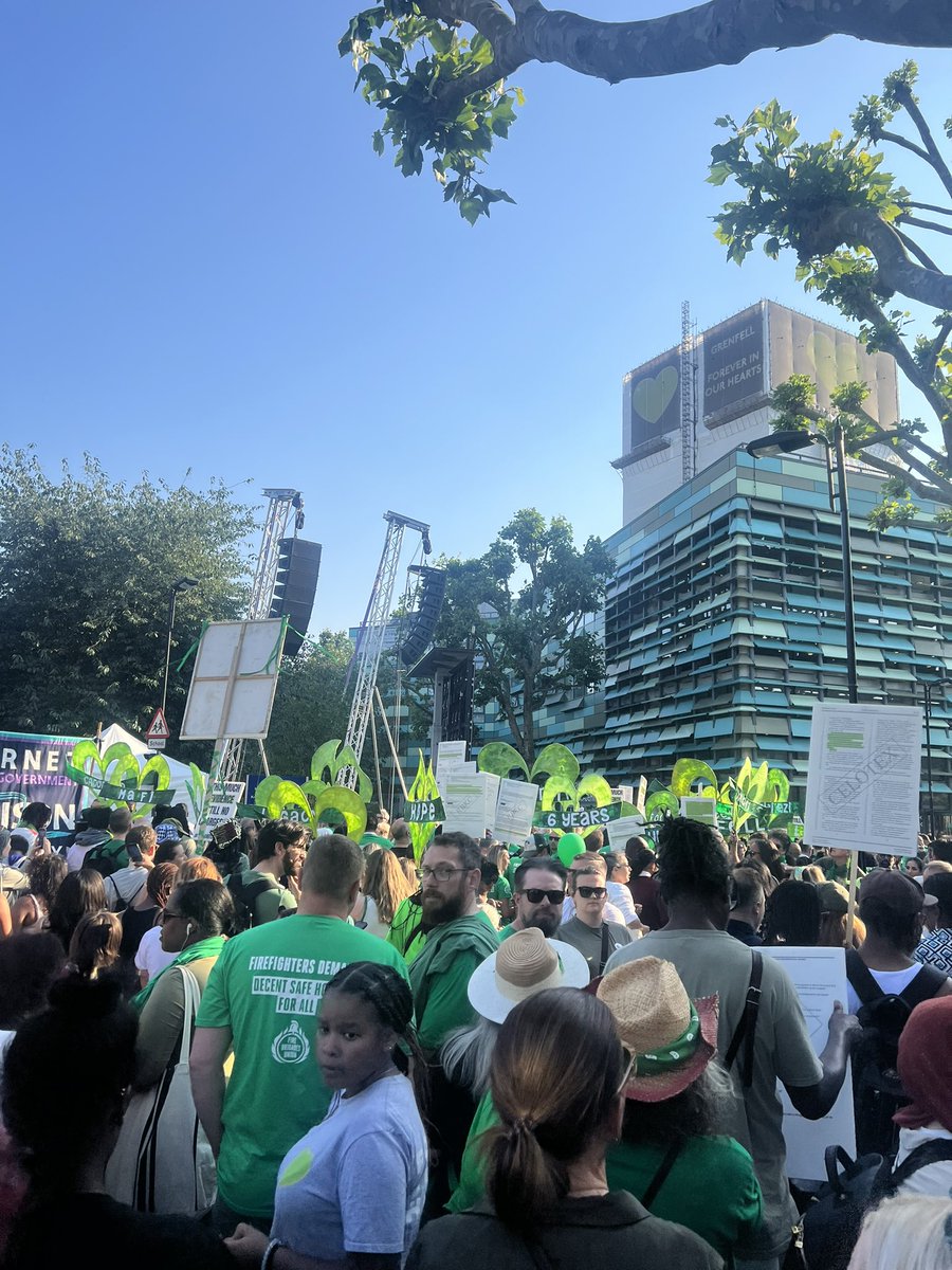 Thousands here at #Grenfell on the 6th anniversary of the entirely preventable tragedy taking 72 lives

Many of the surviving families still in temp accommodation 

How many more anniversaries will the community spend calling for justice? 
#Justice4Grenfell 💚 #ForeverInOurHearts