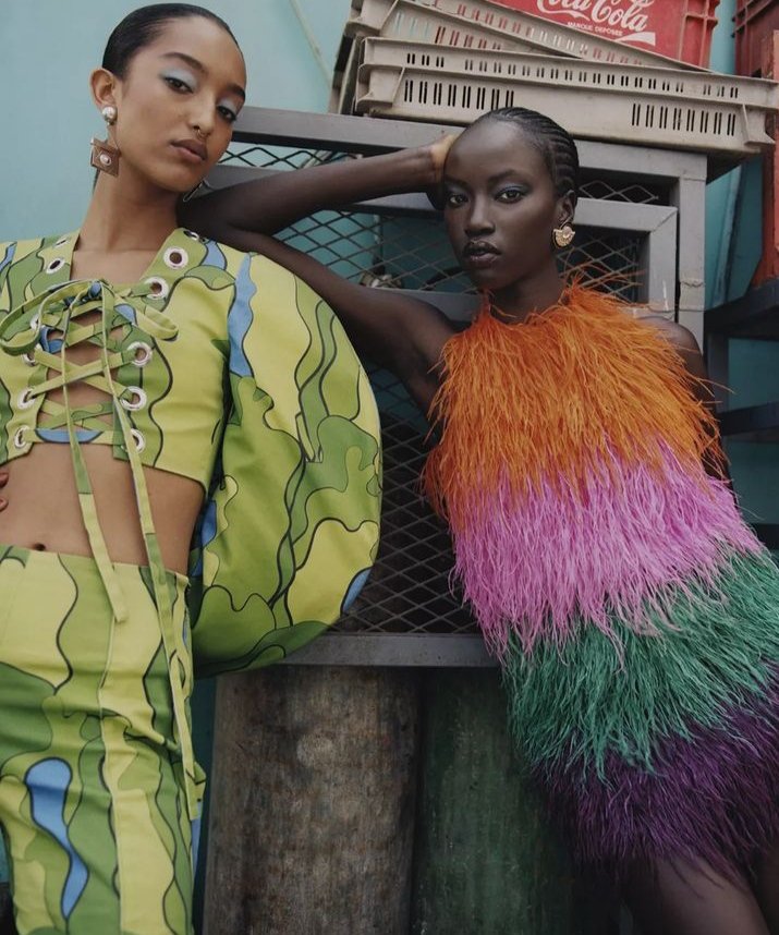 La bayeta y el plumero viendo que sólo enciendes la Roomba.