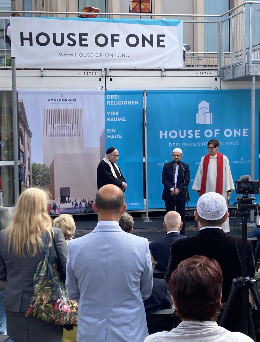 House_of_One_DE's tweet photo. Die House of One-Box, ein Infopoint mit Ausstellung und Veranstaltungen auf unserer Baustelle in Berlin ist eröffnet. Ein Ort des Miteinanders der Religionen und der Gesellschaft, ein #HouseofOne im Kleinen.
Vielen Dank an alle, die dabei waren - und die die uns bald besuchen. https://t.co/LPz4f4975U