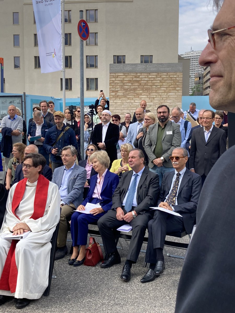 House_of_One_DE's tweet photo. Die House of One-Box, ein Infopoint mit Ausstellung und Veranstaltungen auf unserer Baustelle in Berlin ist eröffnet. Ein Ort des Miteinanders der Religionen und der Gesellschaft, ein #HouseofOne im Kleinen.
Vielen Dank an alle, die dabei waren - und die die uns bald besuchen. https://t.co/LPz4f4975U