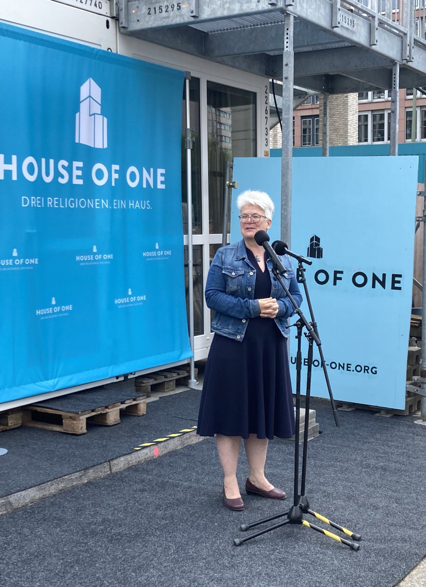 House_of_One_DE's tweet photo. Die House of One-Box, ein Infopoint mit Ausstellung und Veranstaltungen auf unserer Baustelle in Berlin ist eröffnet. Ein Ort des Miteinanders der Religionen und der Gesellschaft, ein #HouseofOne im Kleinen.
Vielen Dank an alle, die dabei waren - und die die uns bald besuchen. https://t.co/LPz4f4975U