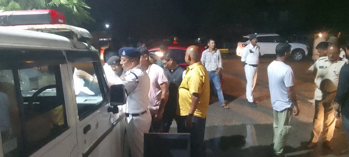 dibrugarhpolice's tweet photo. The monsoon is here. Please enjoy your drive. But do not drink while you are at it.
#DriveSoberDriveSafe
#RoadSafetyDibrugarh
@assampolice @dc_dibrugarh https://t.co/aAhJuE8XEZ