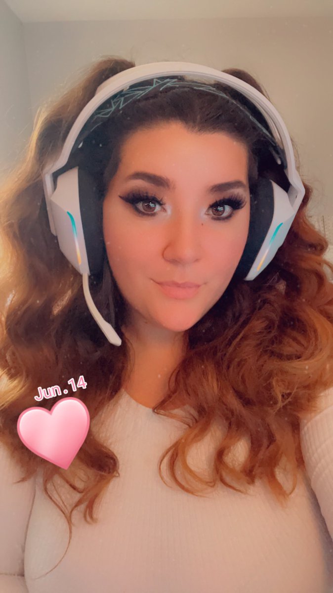 _auroragaming__'s tweet photo. We are Live!!!! Trying to get back into Apex! #streamer #gamer #gamergirl #ApexLegends #pc #Xbox https://t.co/zXdEJKSBBk