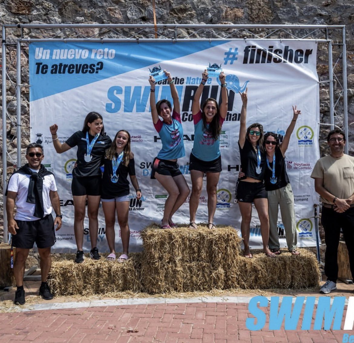 JuntasEsMejor's tweet photo. Nuestro debut en imágenes en #SwinRun 🏊♀️🏃♀️
1. Sonríe como si nadar sin mover pies fuera fácil 🙈
2. Cuerdas con palas, What? 😳
3. Nos falta postureo en el podium 🥇
4. Qué título le pondrías a la última foto? 🥰 https://t.co/NThHiJKzwI