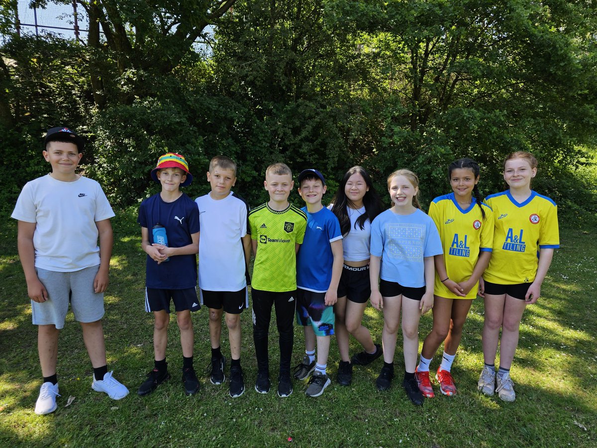 MrJohns_crps's tweet photo. Thank you to Mrs Griffiths and the Year 10 sports leaders @StMartinsInfo for a fantastic morning of rounders for Year 6 @CwrtRawlinprim πβοΈππ» https://t.co/nqo95t6RCM
