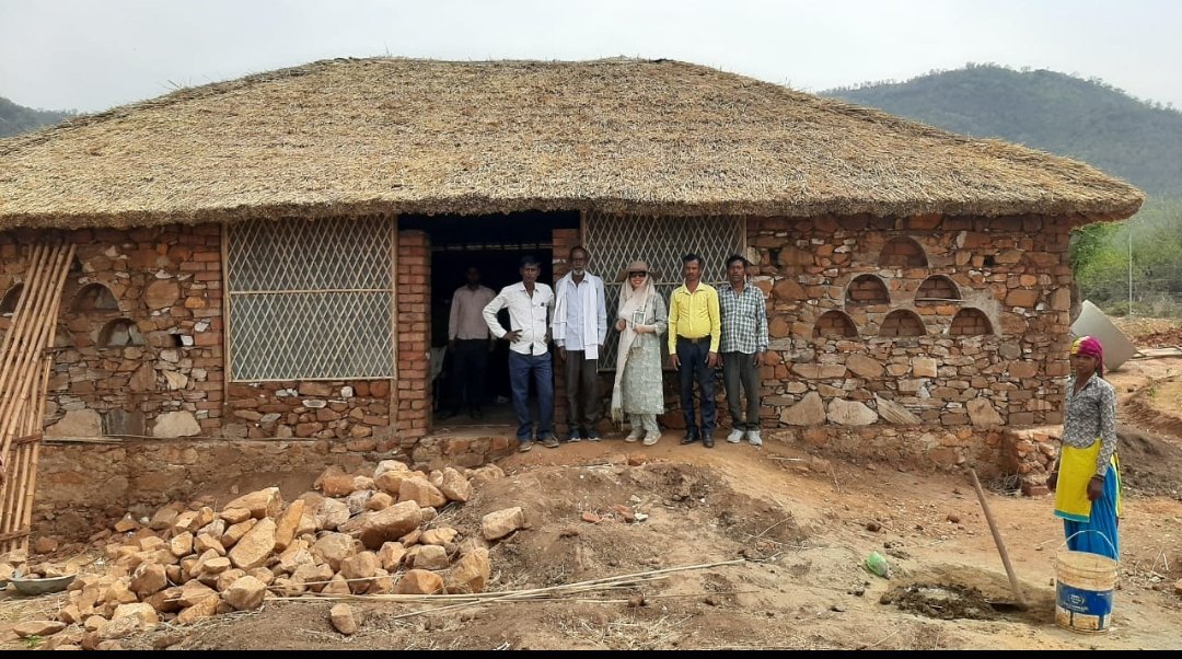 @jayotibanerjee @magical_melghat @rfo_Avi205 @DivyaIFS @dr_mayubhailume The best thatch makers I'd sent over from Uttarakhand to my sis in law at Alwar.