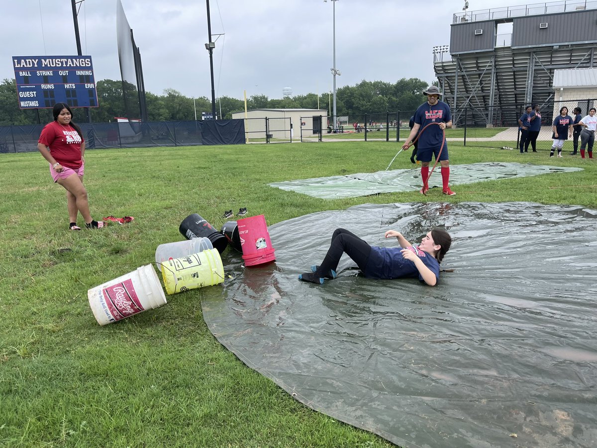 LHSW_Softball's tweet photo. Sliding practice to finish off a fun week at camp! From 6 to 18, they always love slip and slid time! https://t.co/49F7XnSdsa