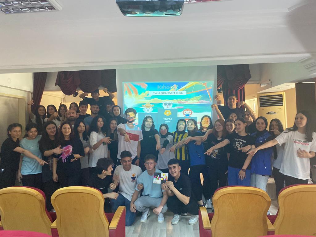 GSB_NazilliGM's tweet photo. Bilgi Yarışmalarımız Sosyal Bilimler Lisesi ile devam ediyor. 😊
Liselerimize, eğlence ve genel kültür saçmaya tüm hızımızla devam 👍
#KAHOOT
#MerkezimHerYerde https://t.co/YFeZ6LkmLp