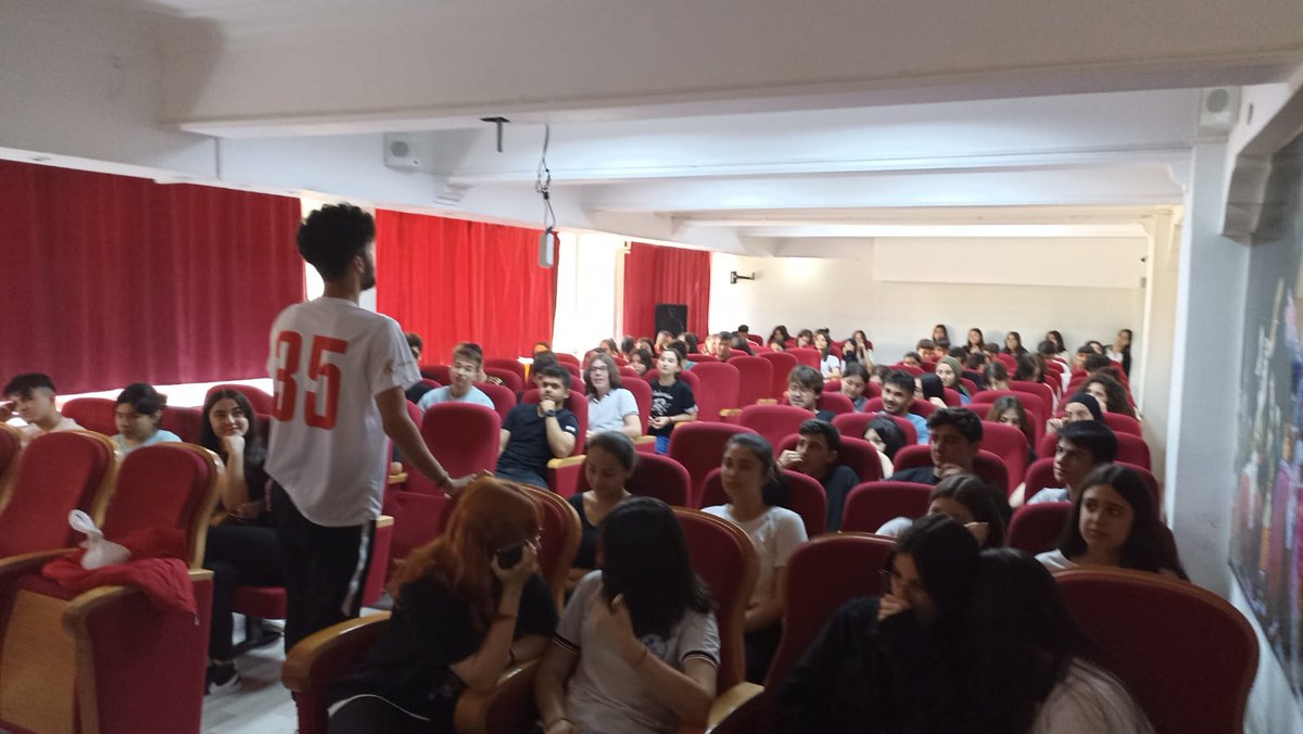 GSB_NazilliGM's tweet photo. Bilgi Yarışmalarımız Sosyal Bilimler Lisesi ile devam ediyor. 😊
Liselerimize, eğlence ve genel kültür saçmaya tüm hızımızla devam 👍
#KAHOOT
#MerkezimHerYerde https://t.co/YFeZ6LkmLp