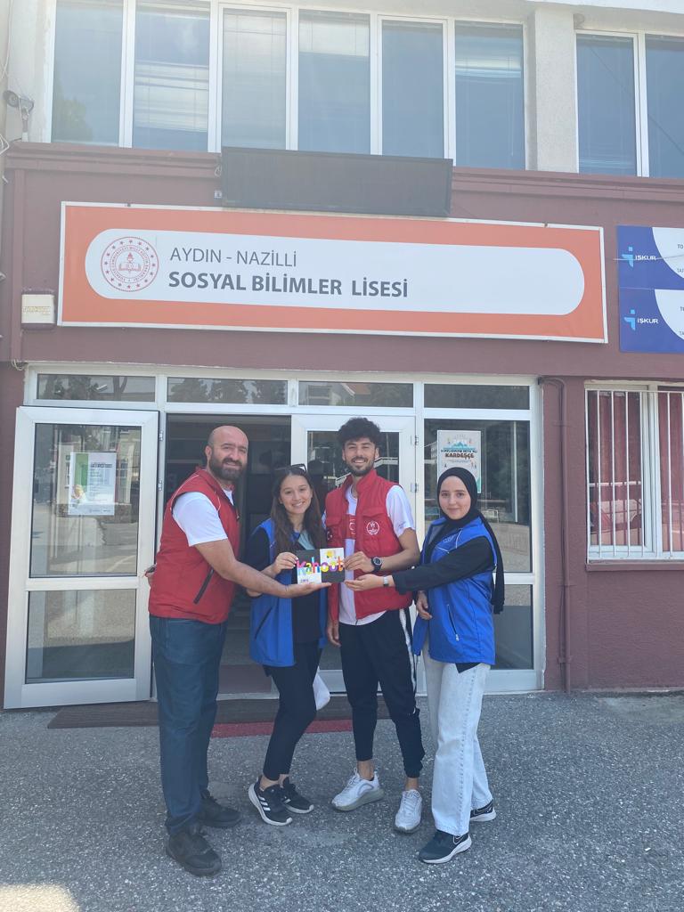 GSB_NazilliGM's tweet photo. Bilgi Yarışmalarımız Sosyal Bilimler Lisesi ile devam ediyor. 😊
Liselerimize, eğlence ve genel kültür saçmaya tüm hızımızla devam 👍
#KAHOOT
#MerkezimHerYerde https://t.co/YFeZ6LkmLp