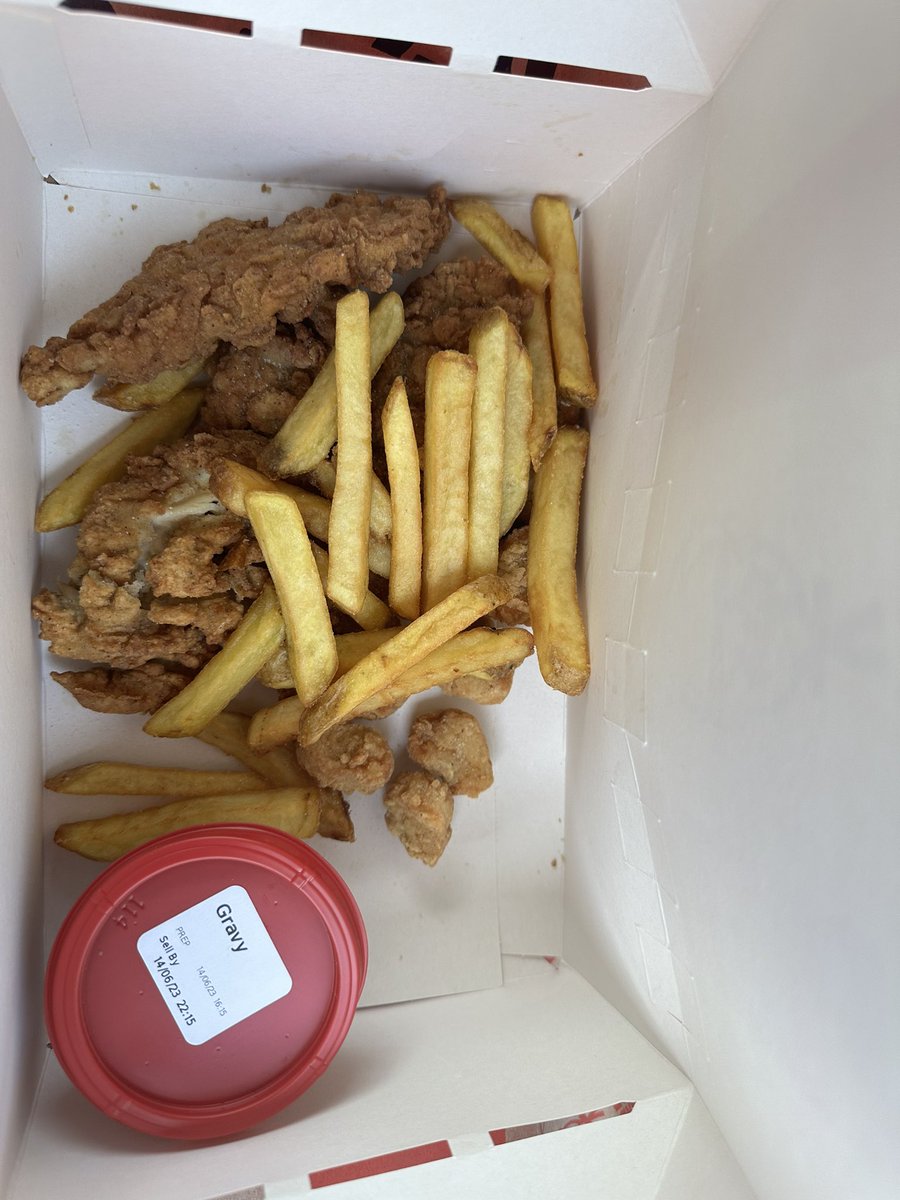 grainne_okane's tweet photo. @kfc bit of a ridiculous portion for almost £10….. https://t.co/KajtlN4bML