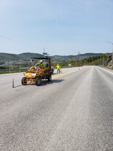 TI_GovNL's tweet image. 🚨ATTENTION:  

🖌️Our @TI_GovNL crew is painting the road on the Lewin Parkway in #CornerBrook. 
🚫Please avoid the pylons in the centre of the road as the paint dries. 
✅Please be mindful of staff as they complete this work.

#nltraffic