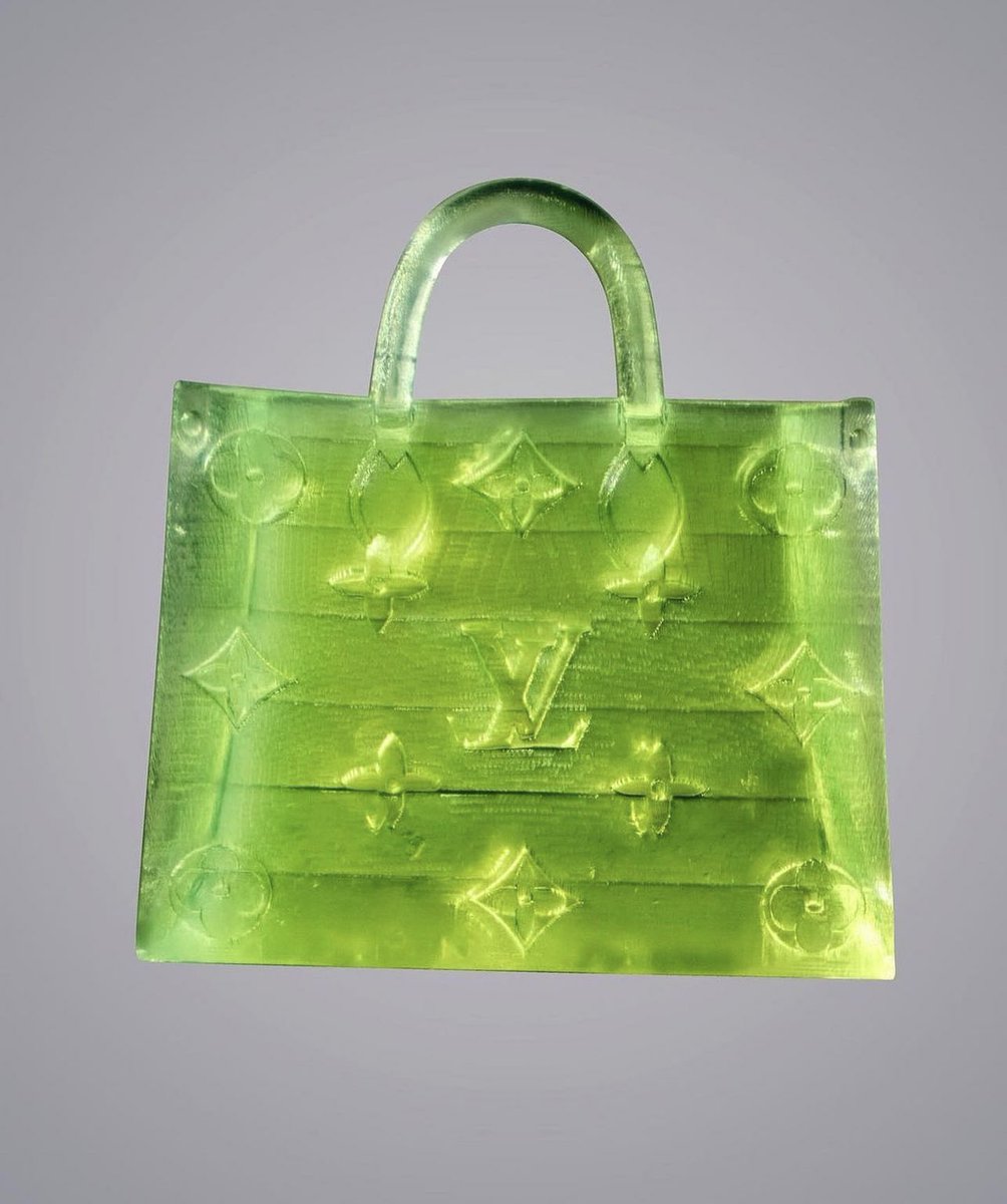 👜 INSOLITE | Un collectif artistique a dévoilé un sac à main microscopique de style Louis #Vuitton pour la vente aux enchères Joopiter de Pharrell.