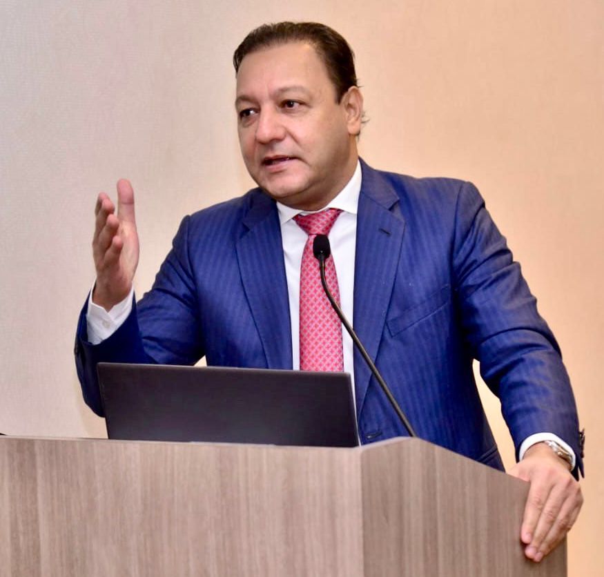 .<a href="/AbelMartinezD/">Abel Martínez Durán</a>: “14 de Junio recuerda compromiso con la patria”. 
 
Al rendir honor a los héroes que combatieron la tiranía de Trujillo, Abel lamentó que la democracia se haya estrechado con el actual Gobierno; que se hayan estropeado las conquistas sociales
#RDesPrimero #Abel24