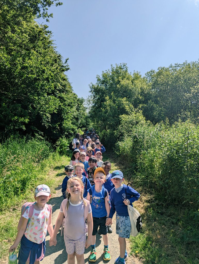 MrsStojanovic's tweet photo. An amazing (and very hot 🥵) day with the Primary 1 children visiting @AlmondValleyHC today! The boys and girls all had a super time! 🔆 @MissKMGrant1 1/3 https://t.co/73t5VNuEUm