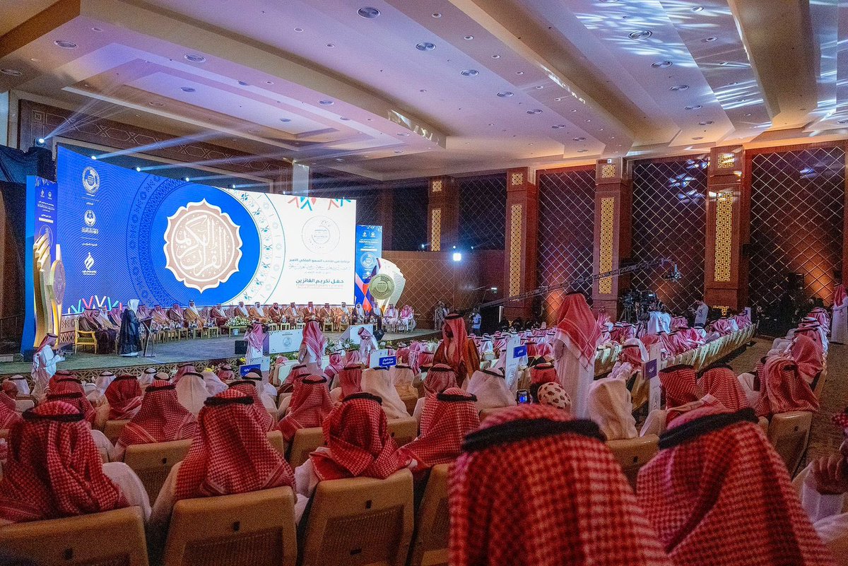 QassimUniv1's tweet photo. صاحب السمو الملكي الأمير الدكتور فيصل بن مشعل بن سعود بن عبدالعزيز #أمير_منطقة_القصيم يكرم #جامعة_القصيم بـ  #جائزة_القصيم_للتميز_والإبداع في مجال «البحث العلمي - الأمن الغذائي» خلال حفل الجائزة المقام بمركز الملك خالد الحضاري اليوم ببريدة. https://t.co/x0K8j5HrTR
