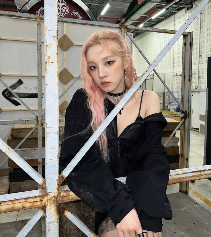 thegigilj's tweet photo. 𝅄ՙׅ﹫🎸 ፡ 李; she's a runner, rebel and a stunner. https://t.co/svD3zuXGOl