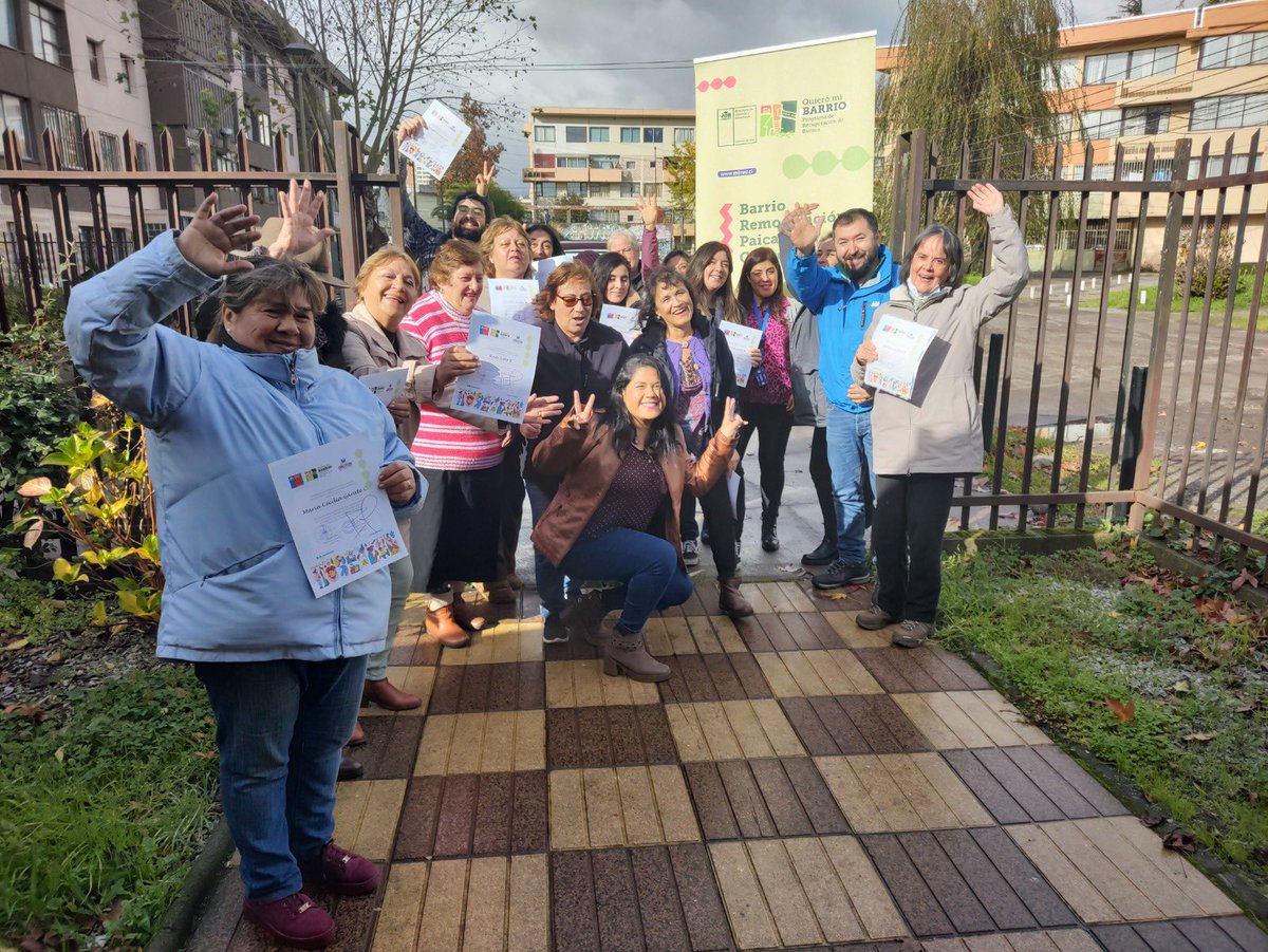 barrios8va's tweet photo. En @QmbRemoPaicavi #concepcion vecinas y vecinos plasmaron la historia e identidad del corazón de la capital regional, uniendo la mirada de diversas generaciones a través del taller de pintura, cuyo cierre dio origen a una exposición que nos invitó a encontrarnos con el arte💚🎨 https://t.co/tgEnUAPJ0P
