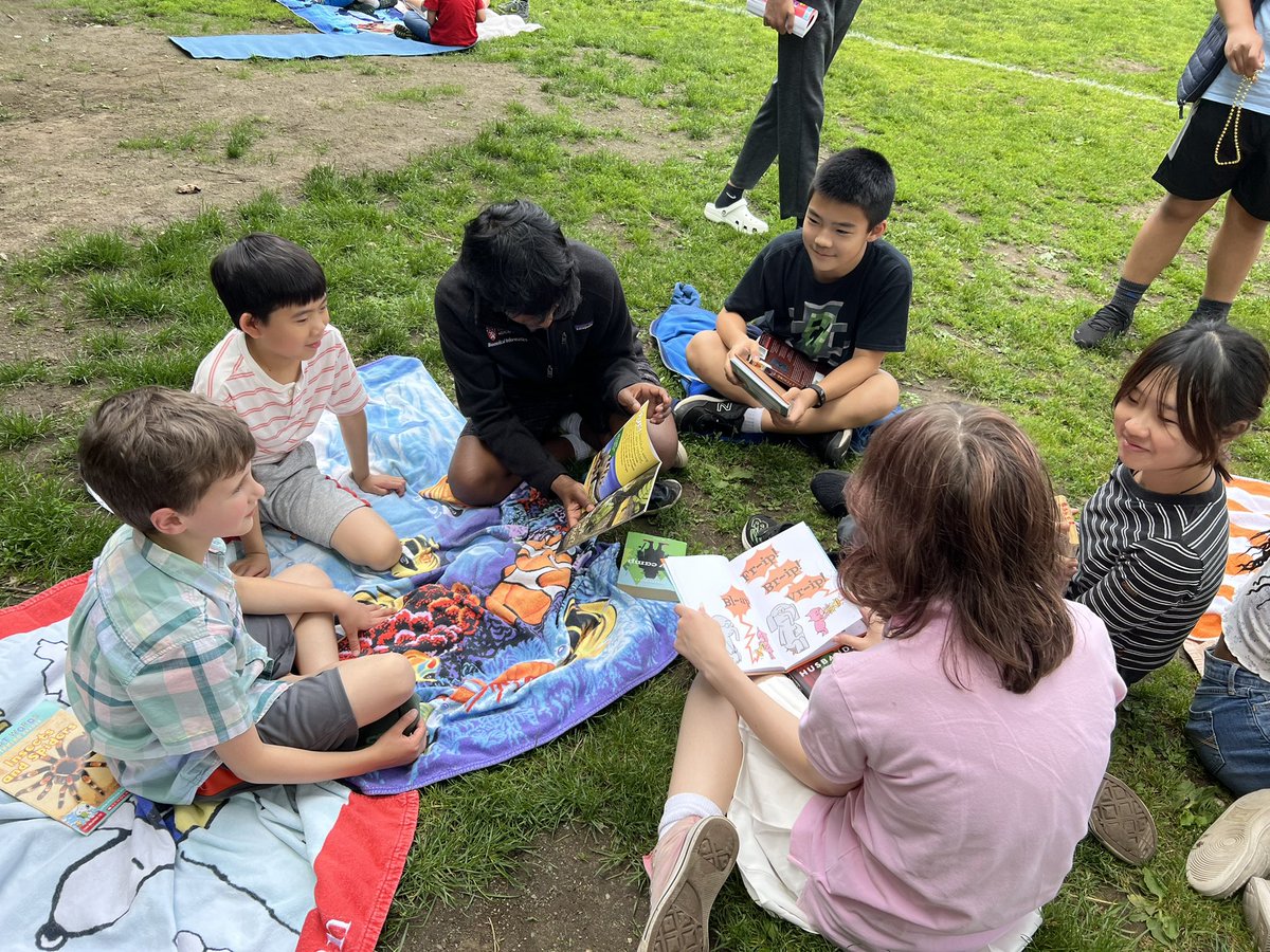 1RFirstGrade's tweet photo. We are enjoying Beach Blanket Books!! https://t.co/nmtmCEOa1b