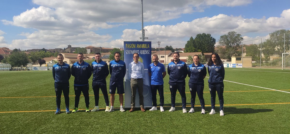 diocesavila's tweet photo. Equipo de Coordinación Deportiva:

- Raúl Hernández, coord general. 
- Luis Ortega, F11 (3° RFEF y Juv Nac)
- Roberto Piedelobo,  F11 (cadetes e infantil)
- Marta García y Noe Contreras, Fút femenino y F7. 
- Sergio Alonso, convenios deportivos.
- Iván Lastras y 'Milla', 3° RFEF https://t.co/uJUzhiNCC0