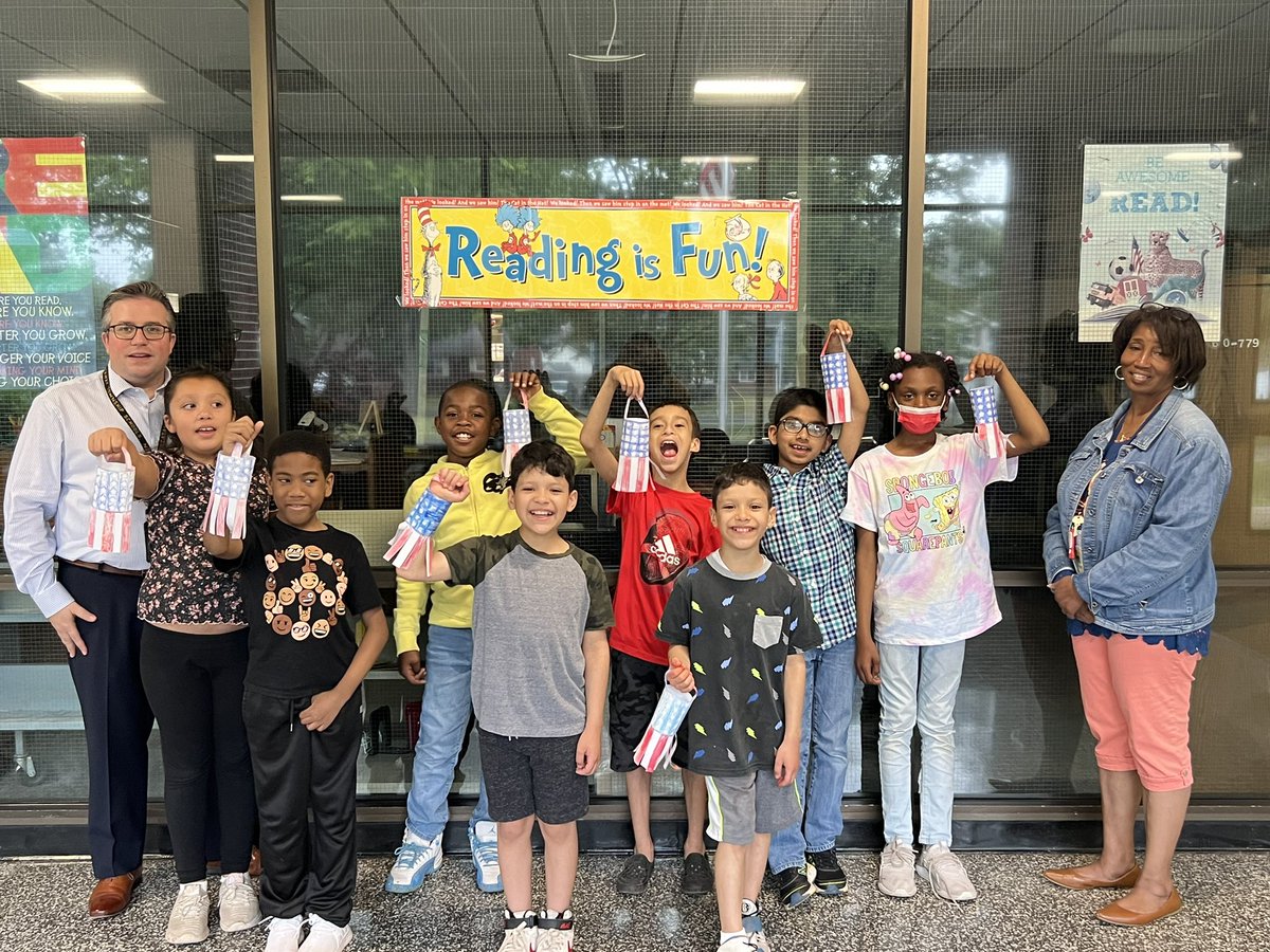 PrincipalArbor's tweet photo. Arbor students recognized Flag Day with a brief ceremony that included some musical performances from some chorus and band students. Mr. Montgomery’s fourth grade classes are also proud to show off the American Flag lanterns they created this week! https://t.co/eoq3CcNbQy