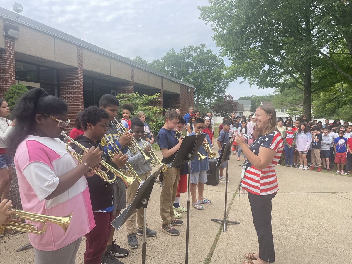 Arbor students recognized Flag Day with a brief ceremony that included some musical performances from some chorus and band students. Mr. Montgomery’s fourth grade classes are also proud to show off the American Flag lanterns they created this week!