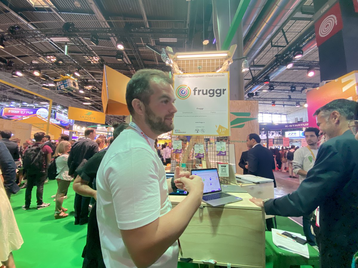 VPagnon's tweet photo. #VivaTech | Fin de la 1ère journée de salon pour les #startups #FrenchIoT @GroupeLaPoste @Docapost
Merci à #SocialDirect @fruggr @TeachUp_France @cocoparks3 @octolo_tech @CoachForEyes 👏

RDV demain sur le stand #LaPoste pour rencontrer de nouvelles #startups à #impact 🚀🔥 https://t.co/BLIjVQoaYG