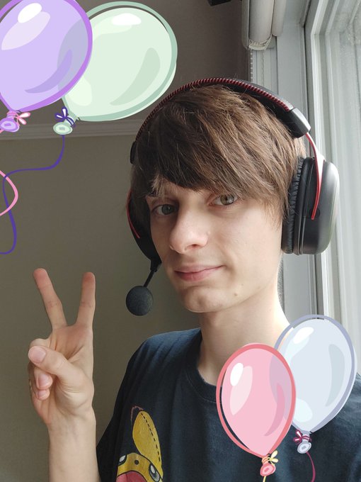 I'm now live on Kick to play some Minecraft for my birthday :3 ! 🔴  (Poor chickens 🔥)  https://t.co/CI7QM8wXLV