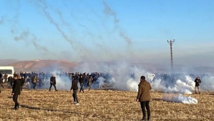 yeniyasamgazete's tweet photo. Mîr Perwer’in cenazesine katılan 9 kişi tutuklandı

 https://t.co/WGpznl5lqG https://t.co/K3j2XmPpfL