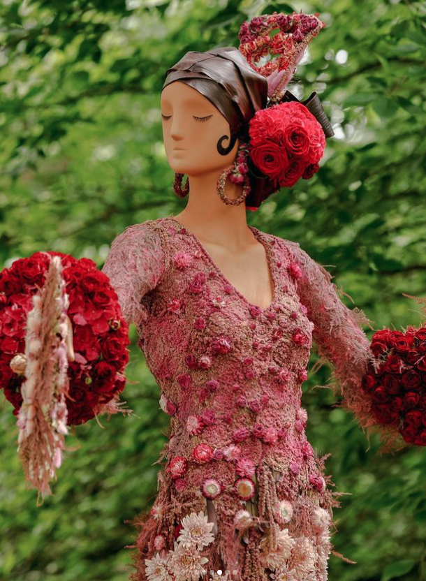 VIAwesome's tweet photo. Thinking of heading to @VanDusenGdn to take in @fleursdevilles this Saturday? Use our discount code VIAMEMBER10 for 10% off admission! Tickets here: https://t.co/Gxzn5ILcbj #fdvvoyage #fleursdevilles #flowersmakeushappy https://t.co/BS8w1MC3Nt