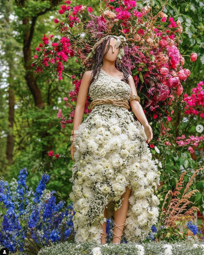 VIAwesome's tweet photo. Thinking of heading to @VanDusenGdn to take in @fleursdevilles this Saturday? Use our discount code VIAMEMBER10 for 10% off admission! Tickets here: https://t.co/Gxzn5ILcbj #fdvvoyage #fleursdevilles #flowersmakeushappy https://t.co/BS8w1MC3Nt