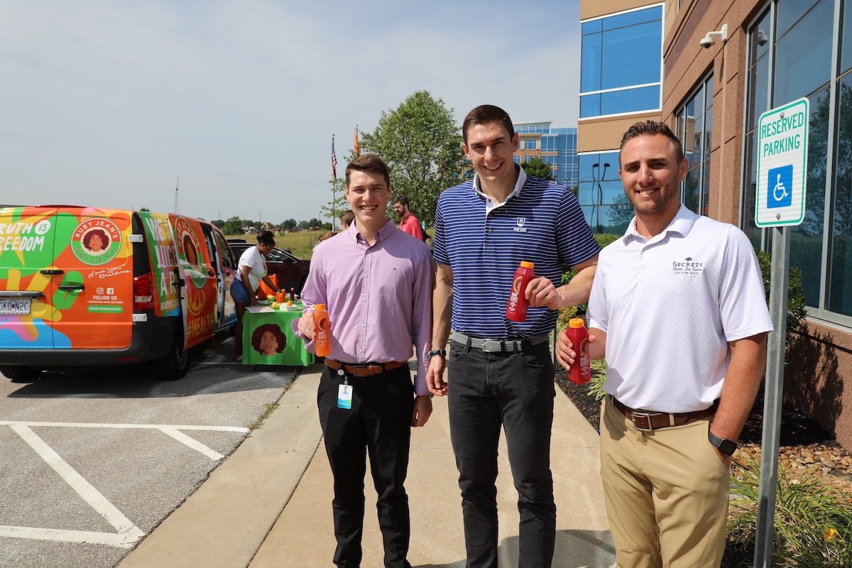 NetsmartTech's tweet image. Our Netsmart ARG Tapestry kicked off our #Juneteenth festivities by gathering to support @RubyJeansJuice! #TeamNTST met at our OP office as we proudly hosted Ruby Jean&apos;s, a local black-owned establishment, for a refreshing &amp;amp; meaningful celebration of unity, freedom &amp;amp; community.