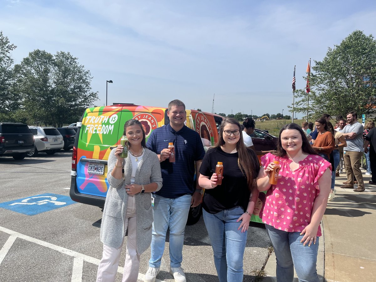 NetsmartTech's tweet image. Our Netsmart ARG Tapestry kicked off our #Juneteenth festivities by gathering to support @RubyJeansJuice! #TeamNTST met at our OP office as we proudly hosted Ruby Jean&apos;s, a local black-owned establishment, for a refreshing &amp;amp; meaningful celebration of unity, freedom &amp;amp; community.