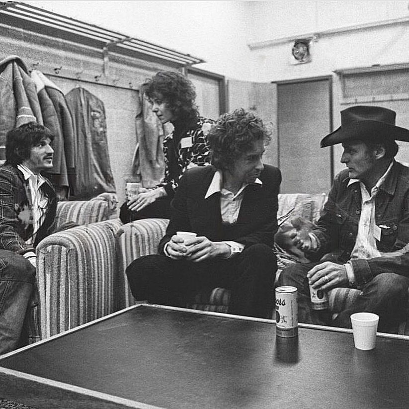 Bob Dylan hangs out backstage with Dennis Hopper, Rick Danko and an unidentified woman, 1974. 📸: Barry Feinstein. #BobDylan #Dylan