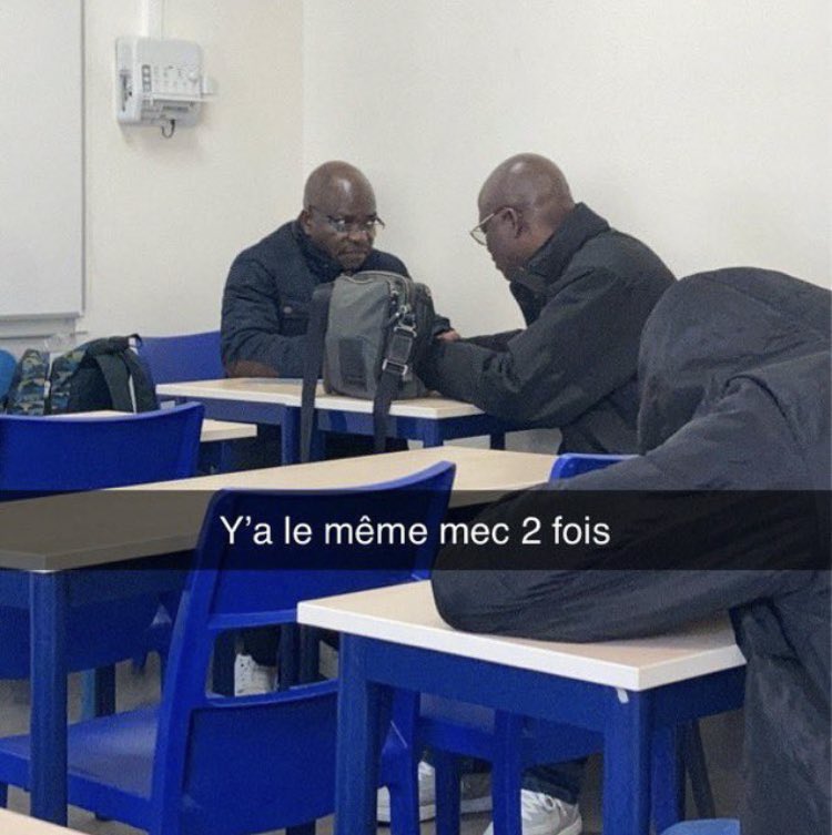 Y'a ya le même mec 2 fois, clone copie conforme double sosie miroir, deux hommes identique jumeaux, c'est les mêmes darons chauves à lunettes manteaux noirs