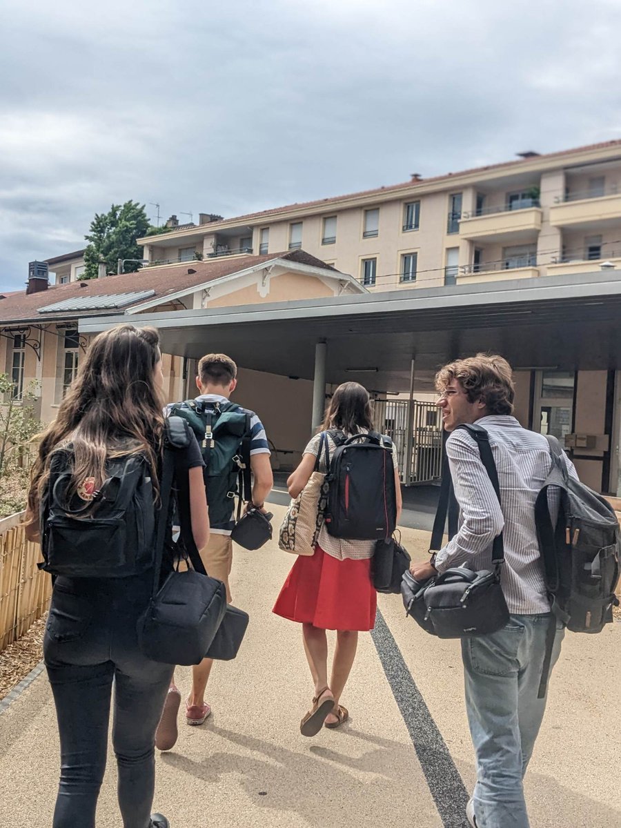 En studio aujourd'hui pour le projet <a href="/InterClass_/">InterClass'</a> avec le collège Jean Moulin de Villefranche-sur-Saône 🎙️ Merci à <a href="/franceinter/">France Inter</a>, aux professeurs, aux collègues, et surtout aux élèves qui ont de quoi être très fiers.
A écouter cet été 📻🎧
