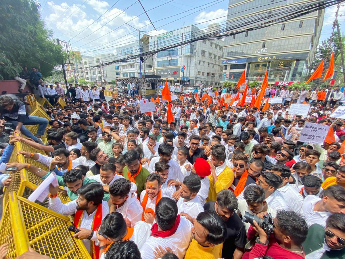 ManishS86294101's tweet photo. अभाविप इंदौर संभागीय स्तर पर आज DAVV विवि में नियमित रूप से चल रहीं अव्यवस्थाओं , भ्रष्टाचार व् छात्र छात्राओं की विभिन्न समस्याओं को लेकर आज राष्ट्रीय मंत्री श्री @virendraS03 जी के नेतृत्व में हजारों छात्र छात्राओं की संख्या के साथ विवि का घेराव कर कुलपति को ज्ञापन सौंपा !! https://t.co/ukmksmxPKr