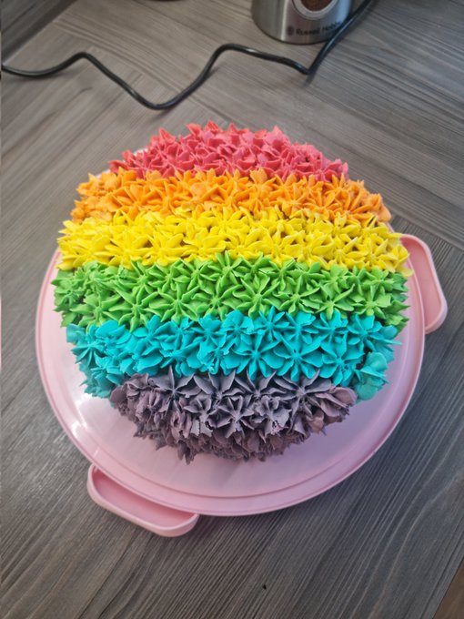 4 hours to celebrate #Pride! This is my second time piping a cake~ #PrideMonth #cake #baking https://t<a href="/tag/pride"class="tags">#Pride</a><a href="/tag/cake"class="tags"><span>#cake</span></a><a href="/tag/baking"class="tags"><span>#baking</span></a><a href="/tag/pridemonth"class="tags"><span>#pridemonth</span></a>
