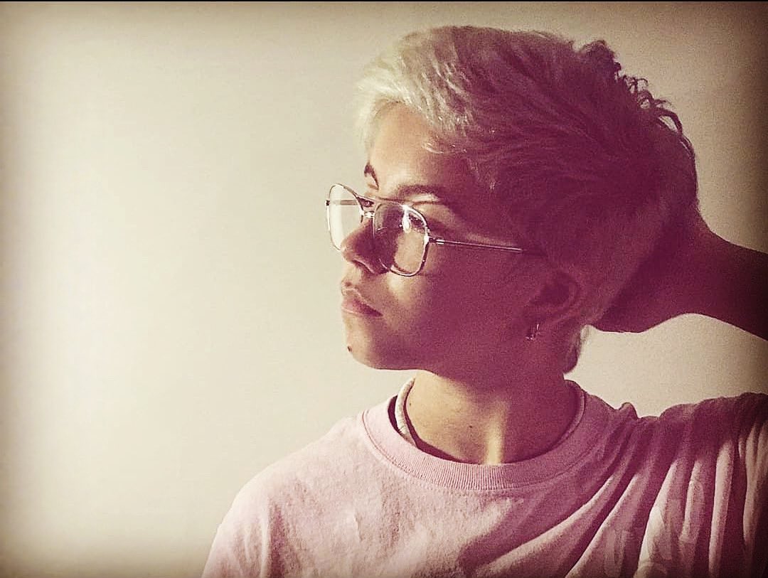 Volem anar presentant individualment a l'equip que forma part de "Apaga'm que m'encenc".
Helena De Luis és Nika, la xiqueta que troba en la seua mòbil la companya de jocs ideal, fins que a l'endinsar-se en el món d'internet descobreix els perills que existeixen.