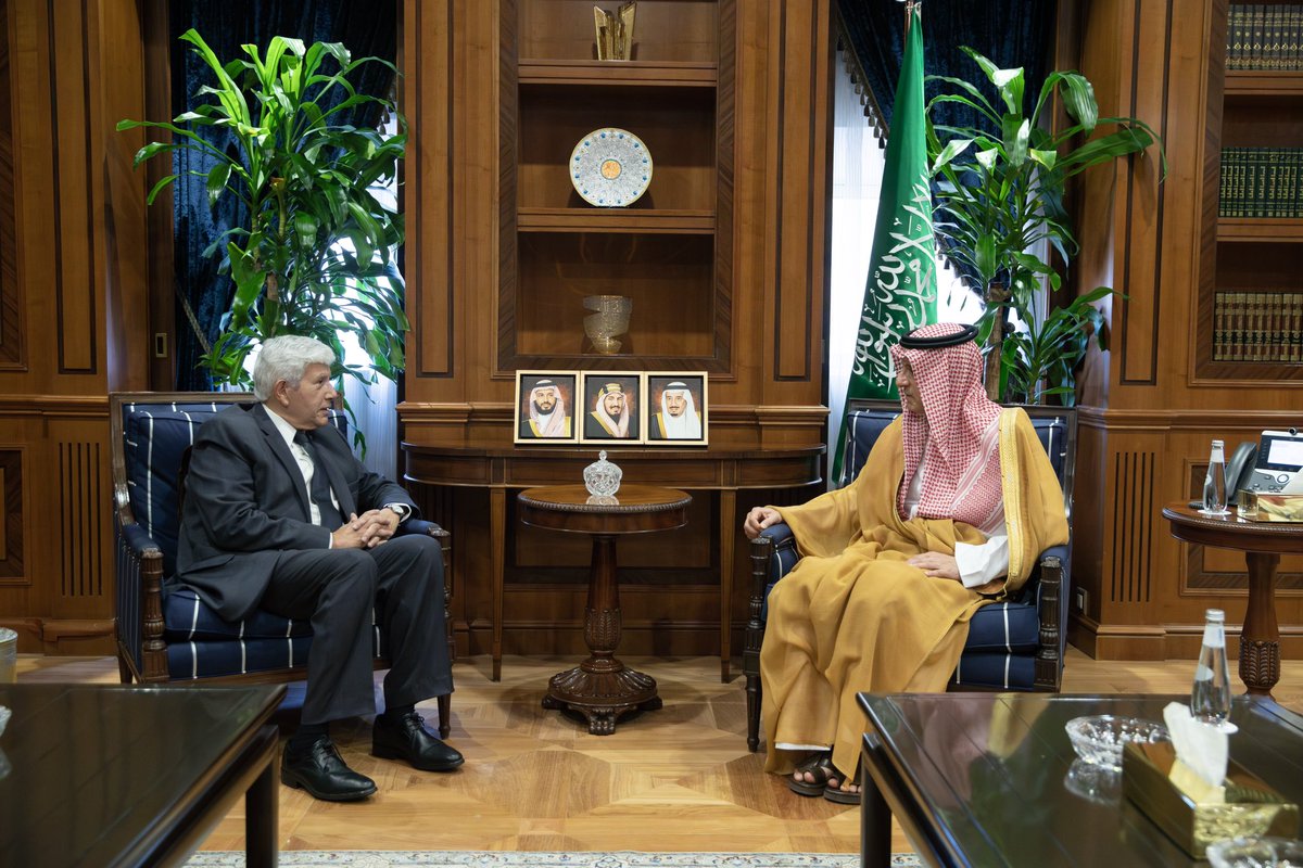 #Riyadh | Minister of State for Foreign Affairs, Member of the Council of Ministers, and Envoy for Climate H.E @Adelaljubeir receives Ambassador of Peru to the Kingdom, Carlos Zapata, during which they discussed bilateral relations and issues of common concern. https://t.co/f1Q40xxixy