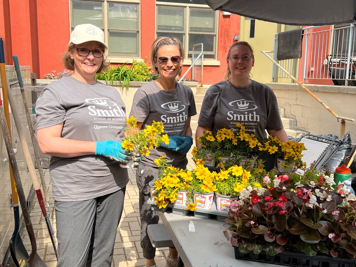 SmithBusiness's tweet photo. The #SmithCommunity came together for a great cause! 

Last week, over 60 #SmithBusiness faculty and staff volunteered for @unitedwaykfla's Day of Caring in #Kingston. Tasks ranged from gardening to painting, staining, building a walkway and more.

#KFLAUnitedWay https://t.co/3MoIvx8zty