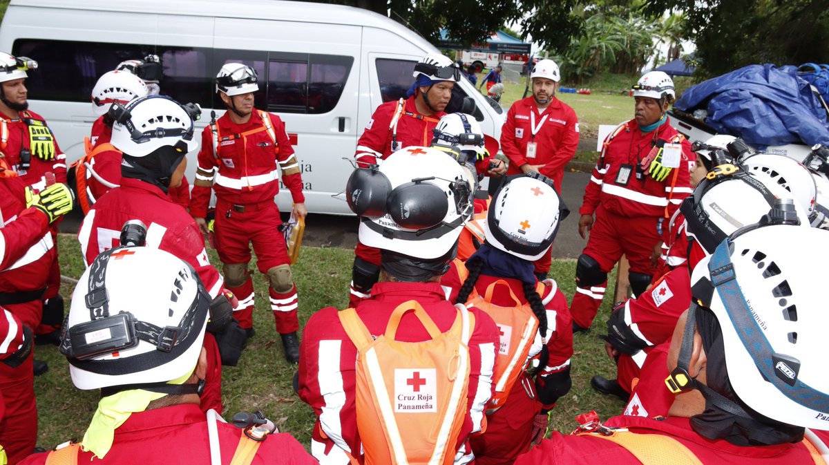 EliasSolisGon's tweet photo. Equipo USAR-PAN17 de @CruzRojaPanama realiza maniobras y técnicas para búsqueda/rescate en estructuras colapsadas, bajo observación de evaluadores del III Simulacro Regional de Respuesta a Desastres y Asistencia Humanitaria. 
Acompañé al equipo en instalación de Campamento Base. https://t.co/r0wwUdyeiT