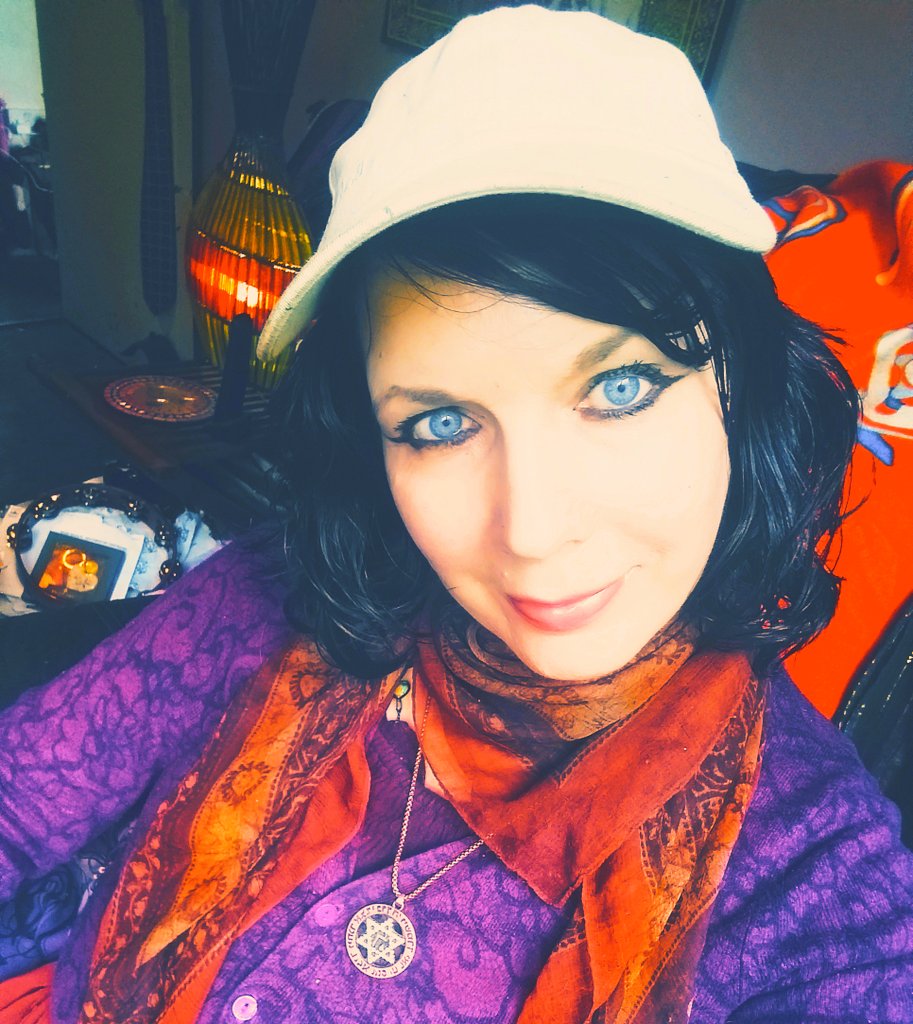 Bono66020372's tweet photo. #Warmfilter #selfie in my #norwich flat & I'm wondering why #Norwichcitycouncil #blockedme here on #twitter. I am very #defensive because so many #localpeople have been incredibly #nasty & #socruel & #horrible to me. I think its because I look & act more #irish than #English !!!! https://t.co/x0eMt1SDup