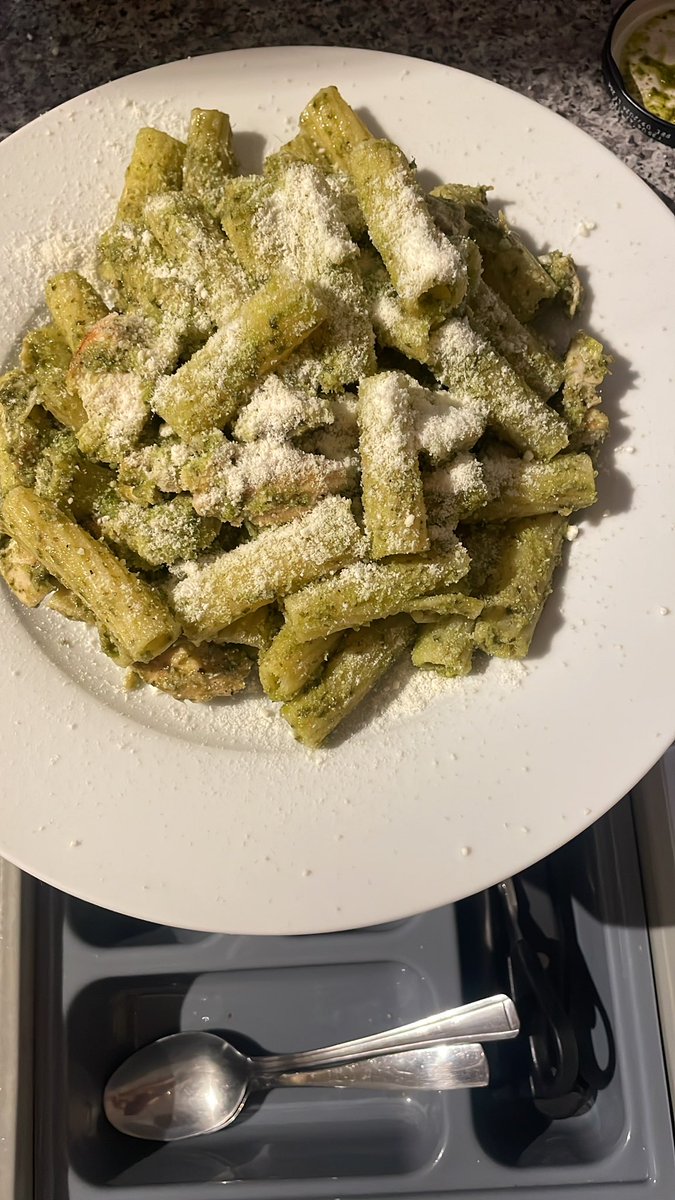 Dinner is served, pesto pasta with chicken.. might have made too much…. #tonightsdinner