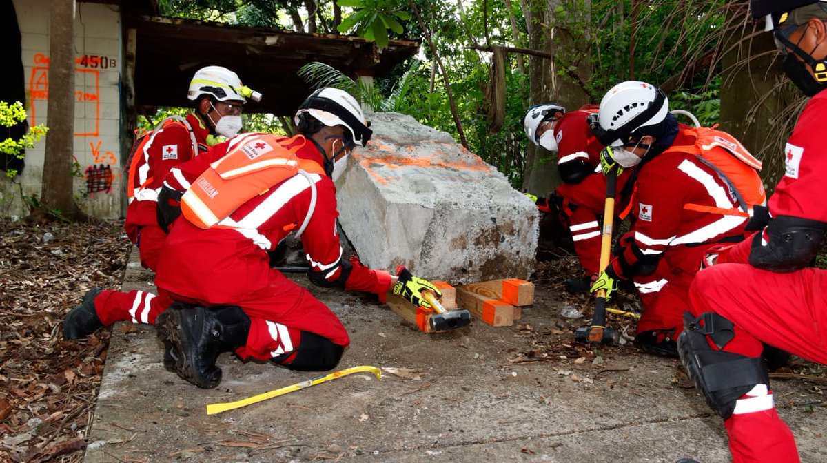 EliasSolisGon's tweet photo. Equipo USAR-PAN17 de @CruzRojaPanama realiza maniobras y técnicas para búsqueda/rescate en estructuras colapsadas, bajo observación de evaluadores del III Simulacro Regional de Respuesta a Desastres y Asistencia Humanitaria. 
Acompañé al equipo en instalación de Campamento Base. https://t.co/r0wwUdyeiT