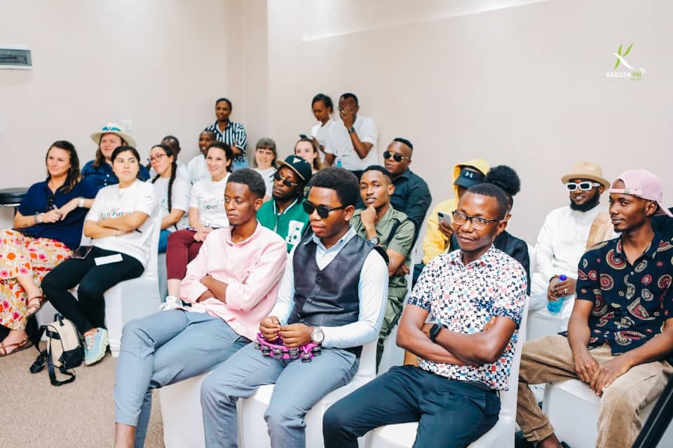 MagazineJimbere's tweet photo. 👏🏾🥳 Le groupe "Horana Band" composé de 7 artistes, tous malvoyants, grand gagnant de la toute première édition de #KaSummerSong, empoche une somme de 1.500.000 Fbu grâce à leur chanson #Ryoherwa qui va nous faire vibrer tout l'été

🥈 La virtuose Inès Raguël remporte la 2ème place avec sa chanson #Happiness et une enveloppe de 1.000.000 Fbu

🥉 La 3è place revient à Arnovitch avec son tube #SummerTime, il gagne 500.000 Fbu

🎧 Au cours de cette compétition organisée par la radio @KazozaFM, sur 74 chansons qui étaient en compétition depuis le 06/06/2023, 37 ont été sélectionnées en demi-finale grâce aux votes des auditeurs et du jury, et 10 se sont hissées en finale qui s'est tenue ce 14/06/2023 au siège de #KazozaFM

#Burundi #SummerVibes #music