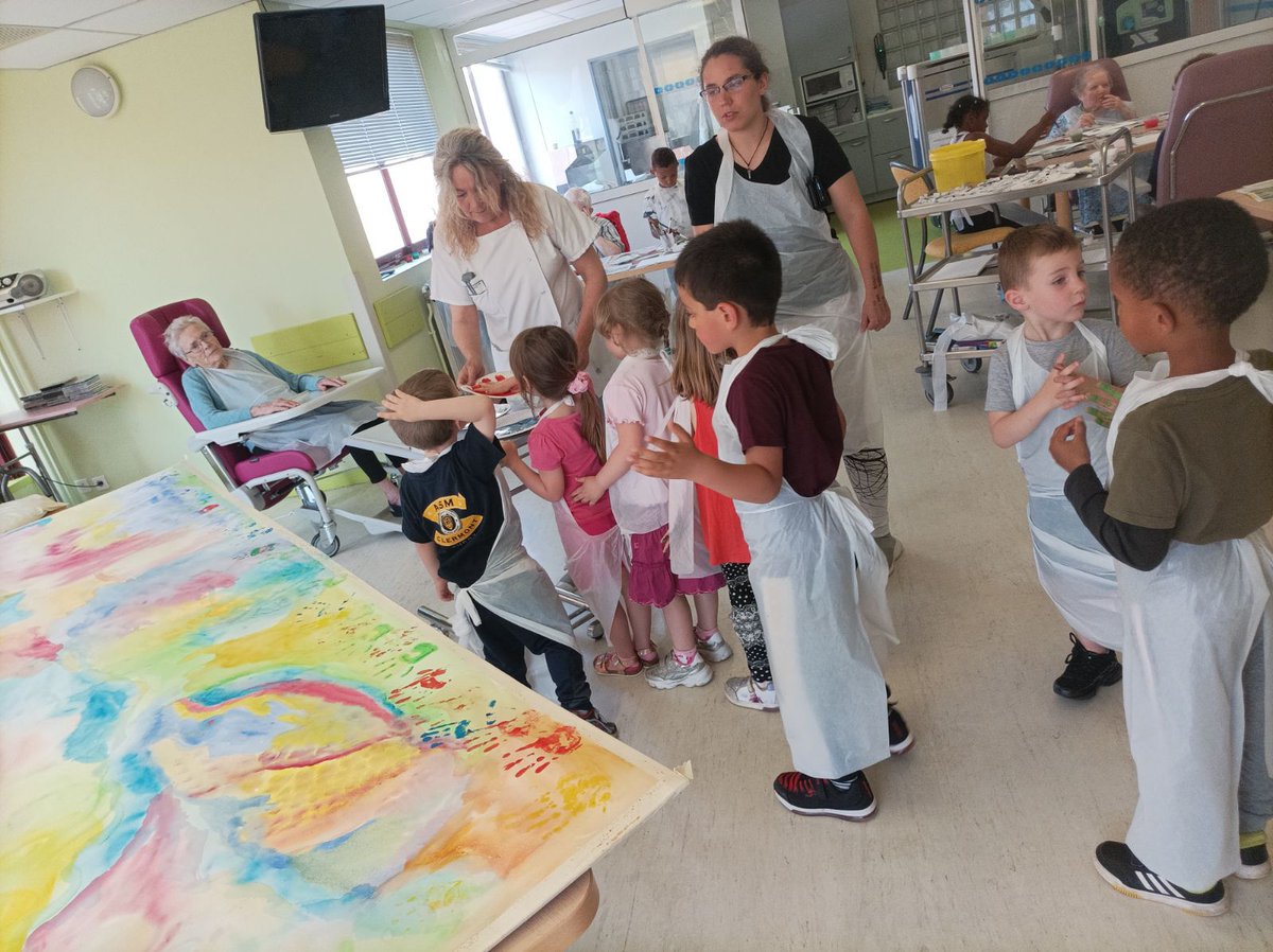 LEO_Brioude's tweet photo. Coucou,
 La personne âgée fait partie integrante de nos activités des mercredis : les enfants passent de beaux moments avec les mamys/papys  aussi bien à la maison de retraite de Saint Dominique que l'hôpital de Brioude.  Renforcement des liens  intergénérationnels assuré. https://t.co/sSB6HDPmP0